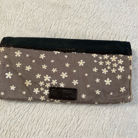 Thirty one . Cute floral wallet. - Picture 1 of 8